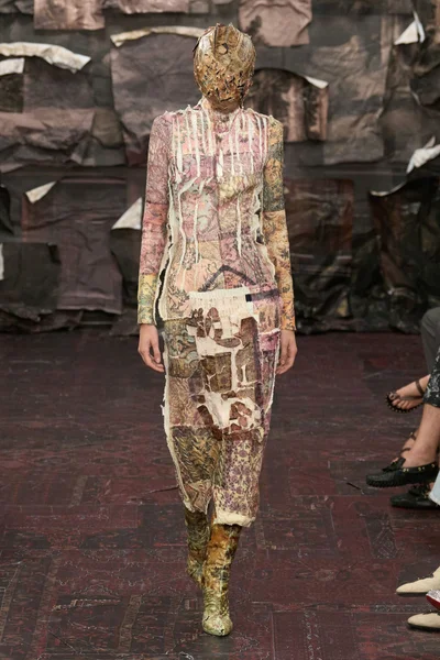 Look 16